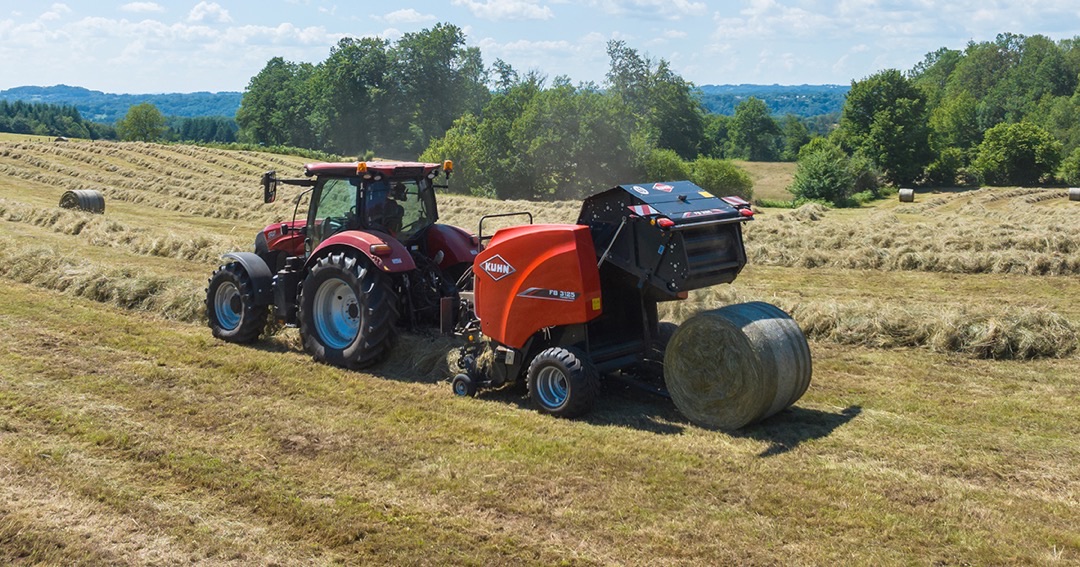 Kuhn FB 3125 Festkammer-Rundballenpresse im Einsatz