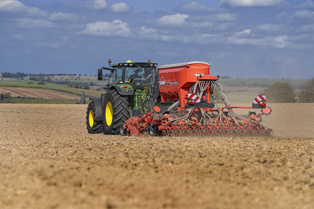 Kuhn Espro 4000 RC Universal-Sämaschine mit John Deere