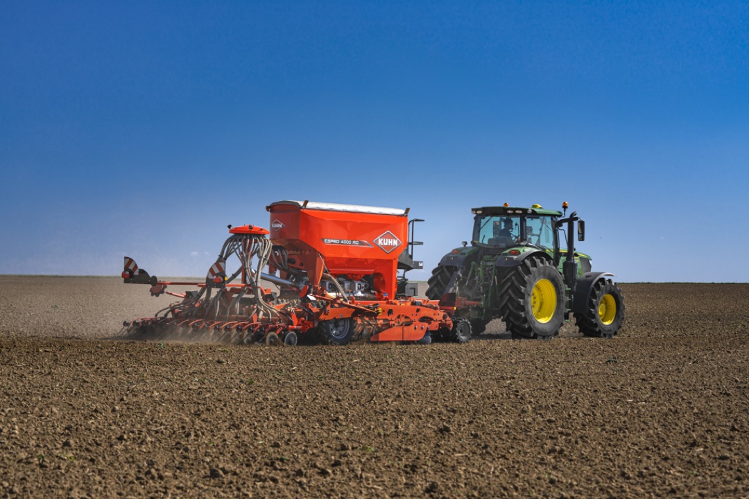 Kuhn Espro 4000 RC Universal-Sämaschine mit John Deere