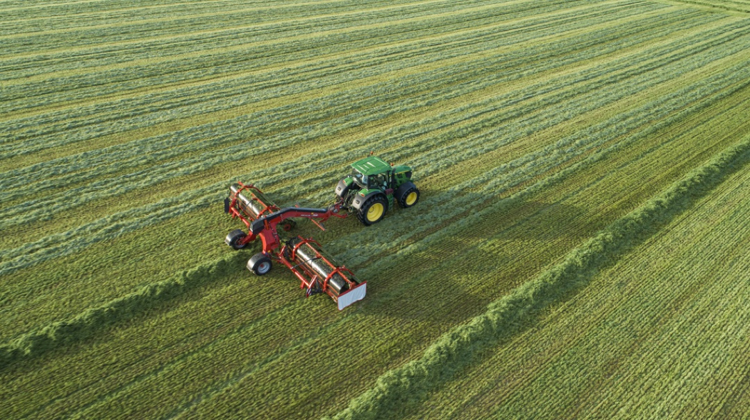 Kuhn MERGE MAXX Bandschwader mit John Deere