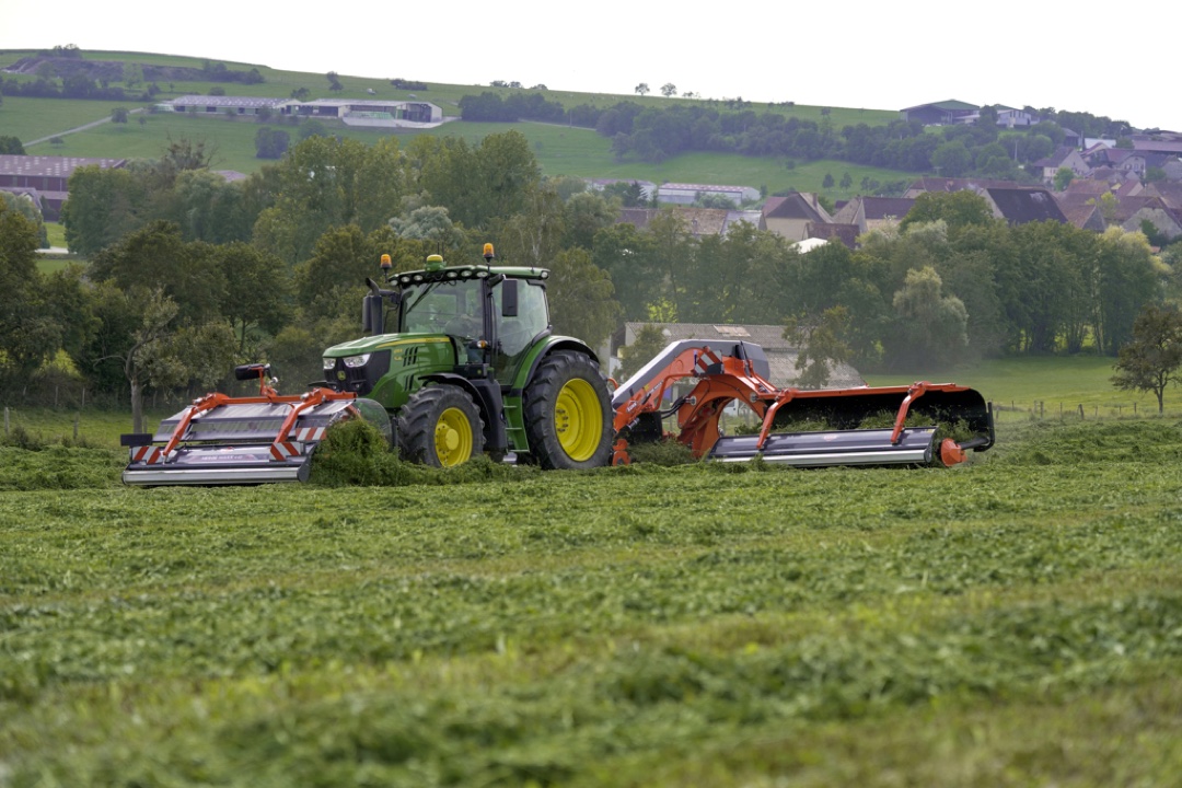 Kuhn MERGE MAXX Bandschwader mit John Deere