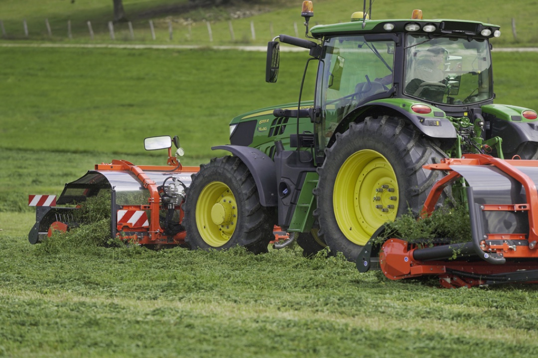 Kuhn MERGE MAXX Bandschwader mit John Deere