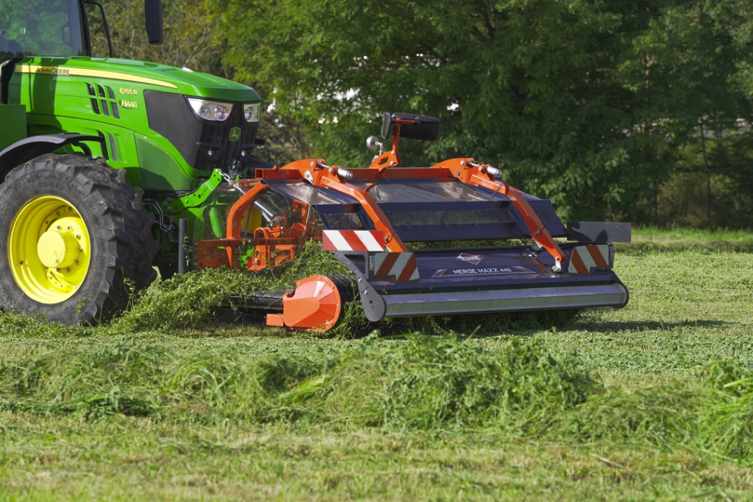 Kuhn MERGE MAXX Bandschwader mit John Deere